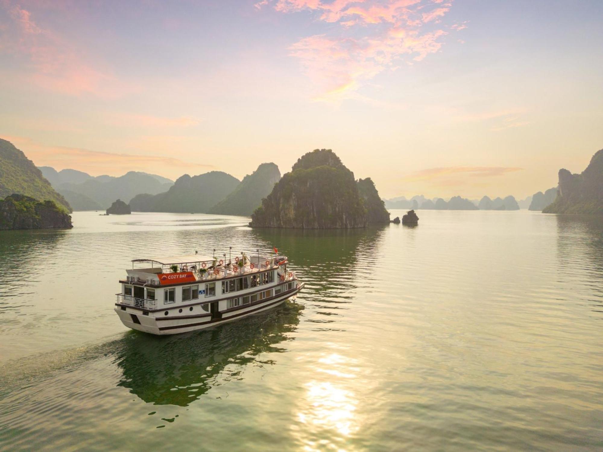 Cozy Bay Cruise Hotel Ha Long Exterior photo